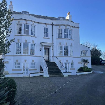 Stunning 2-Bed-2Bath Apt In Whitby With Parking Appartamento Esterno foto