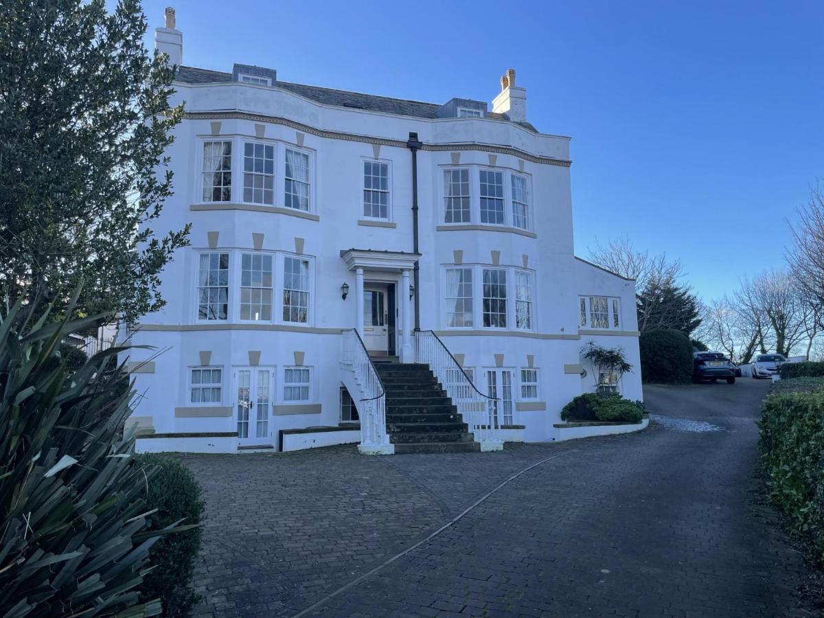 Stunning 2-Bed-2Bath Apt In Whitby With Parking Appartamento Esterno foto