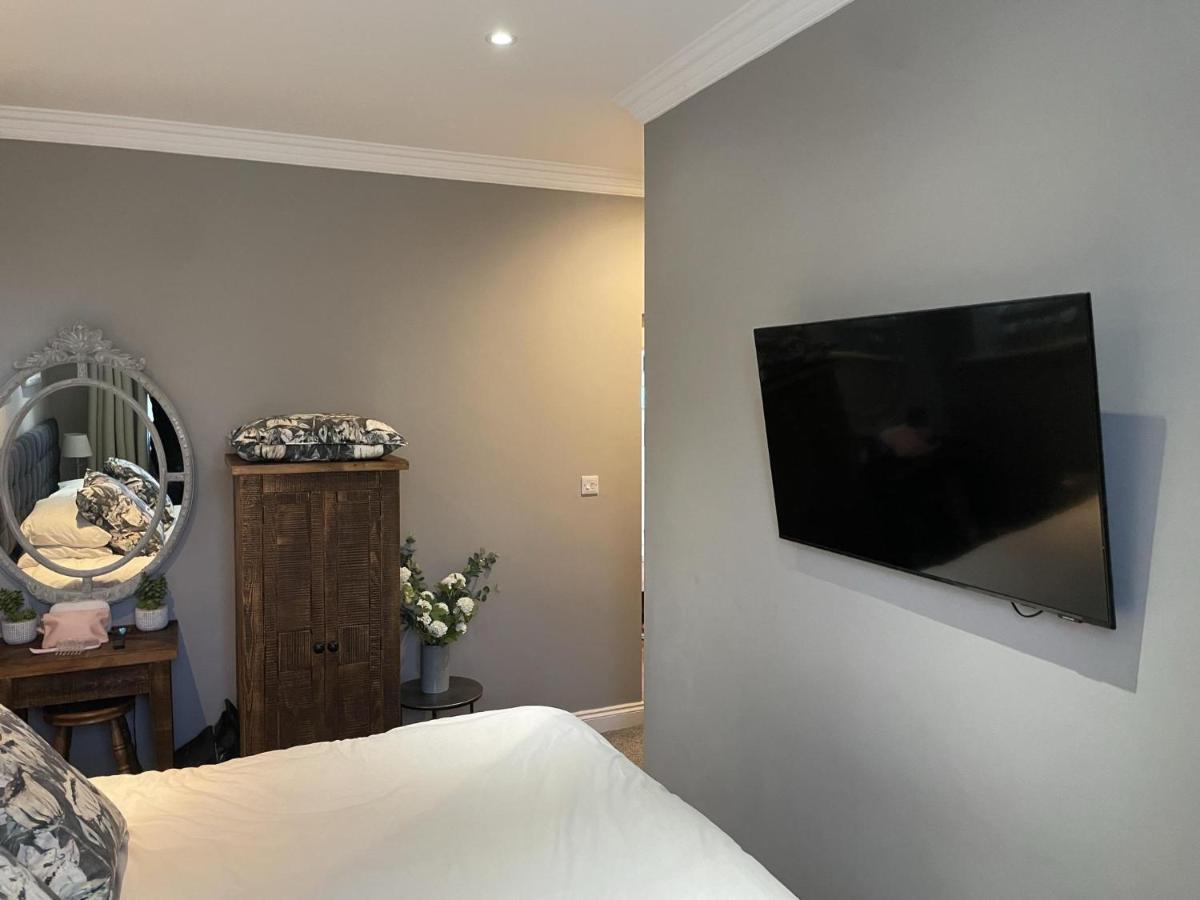 Stunning 2-Bed-2Bath Apt In Whitby With Parking Appartamento Esterno foto
