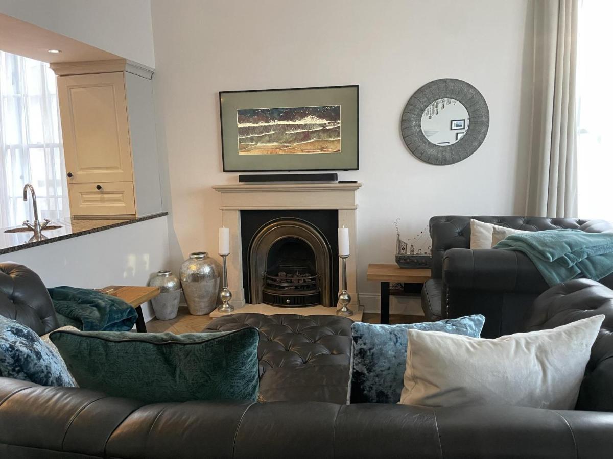 Stunning 2-Bed-2Bath Apt In Whitby With Parking Appartamento Esterno foto
