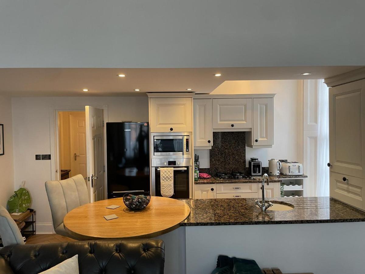 Stunning 2-Bed-2Bath Apt In Whitby With Parking Appartamento Esterno foto