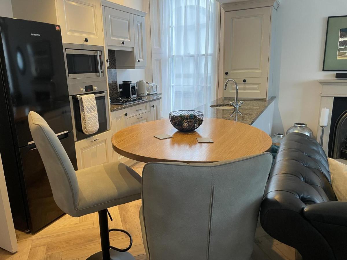 Stunning 2-Bed-2Bath Apt In Whitby With Parking Appartamento Esterno foto